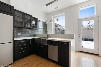 747 S Western Ave, Unit 2 in Chicago, IL - Foto de edificio - Building Photo