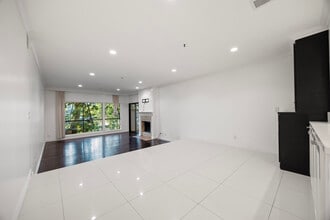 20 Sea Island Dr, Unit 20 Sea Island Dr in Newport Beach, CA - Foto de edificio - Building Photo