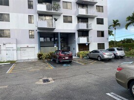 8251 NW 8th St in Miami, FL - Building Photo