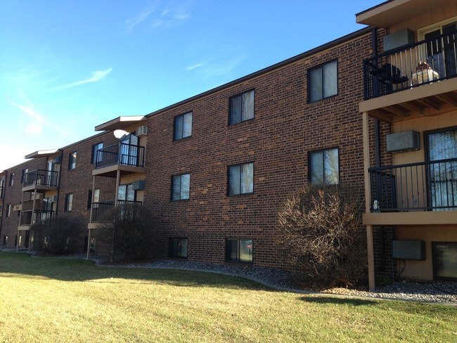 Spring Glen Apartments in Fargo, ND - Foto de edificio - Building Photo
