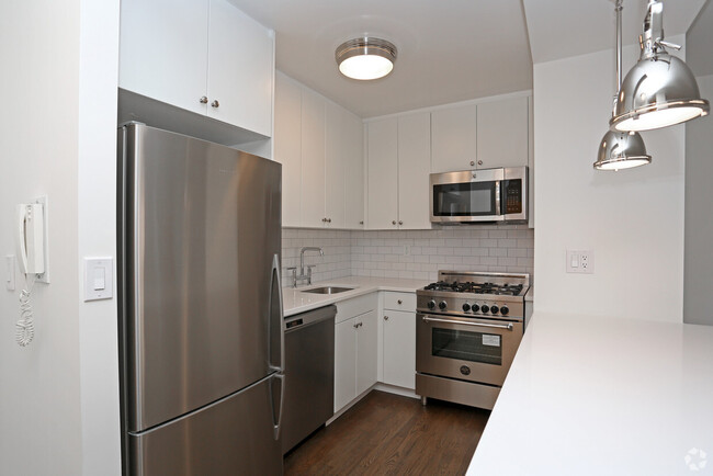 323 E 51st St, Unit 3F in New York, NY - Building Photo - Building Photo