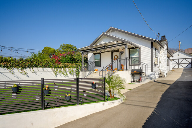 10600 Mountair Ave in Tujunga, CA - Foto de edificio - Building Photo