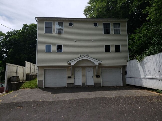 37-39 Munchausen Ave