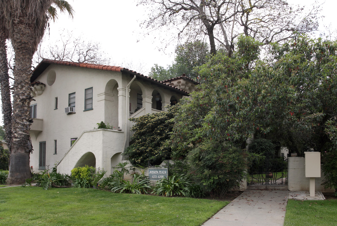 Mission Plaza in Riverside, CA - Building Photo