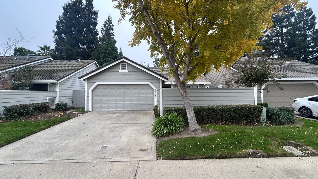 3545 Thomas More Way in Modesto, CA - Building Photo