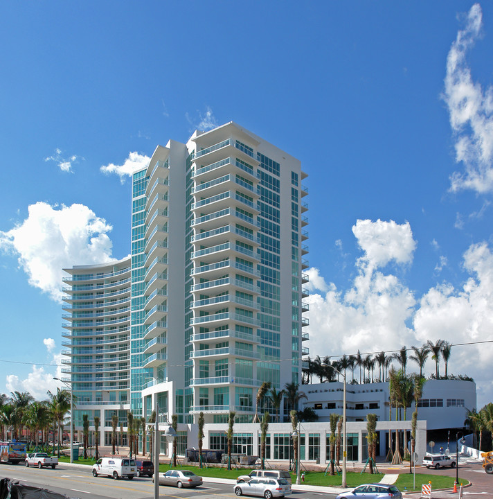 The Plaza at Oceanside in Pompano Beach, FL - Foto de edificio