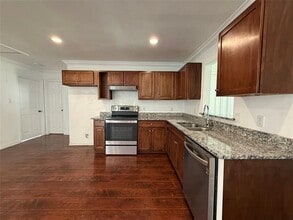 311 N MacArthur Blvd in Irving, TX - Building Photo - Building Photo