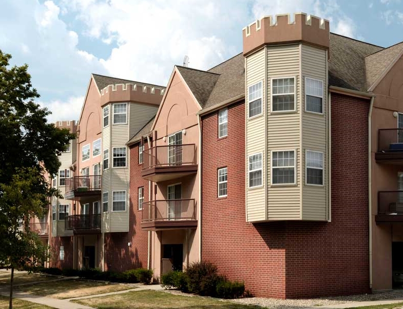 Castle on Locust in Champaign, IL - Building Photo