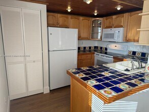 201 W Park Dr in Miami, FL - Foto de edificio - Building Photo