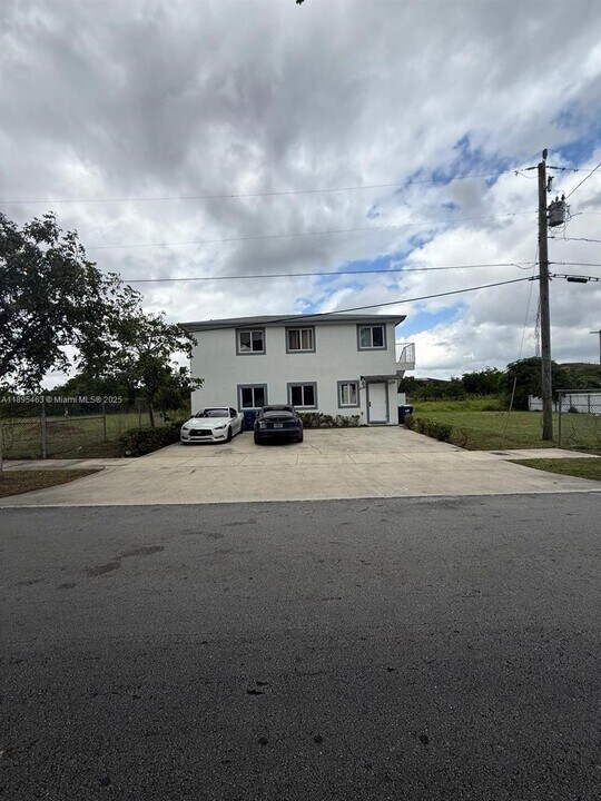 2121 NW 72nd St in Miami, FL - Building Photo