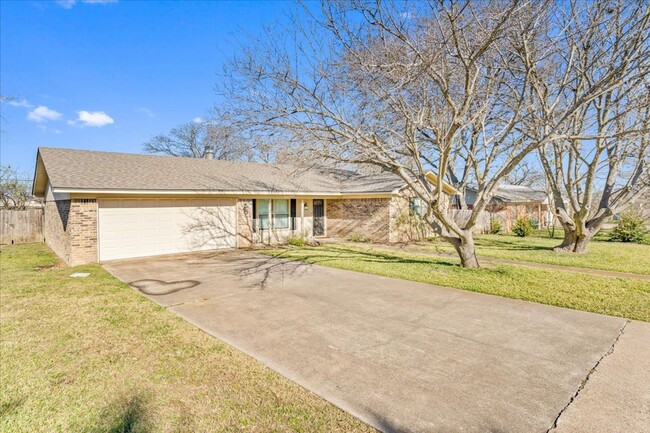 209 Alamosa Dr in Hewitt, TX - Building Photo - Building Photo