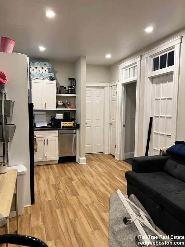 845 Beacon St, Unit 304 in Boston, MA - Building Photo - Building Photo