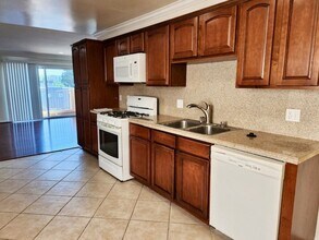 13525 Vanowen St in Los Angeles, CA - Building Photo - Building Photo