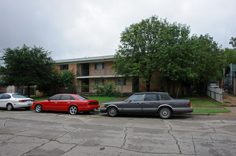 St. Charles Apartments in Dallas, TX - Building Photo - Building Photo