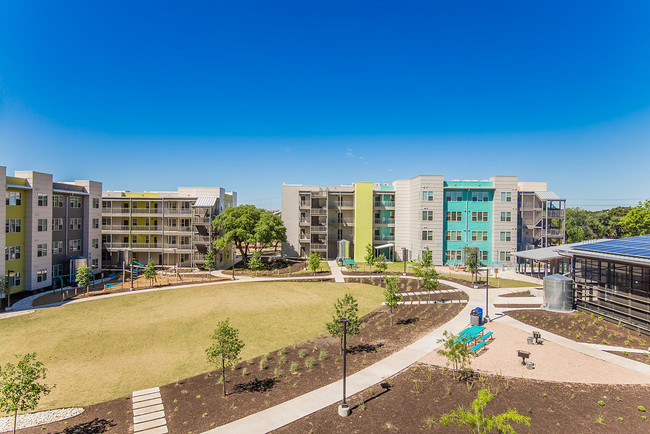 Lakeline Station Apartments