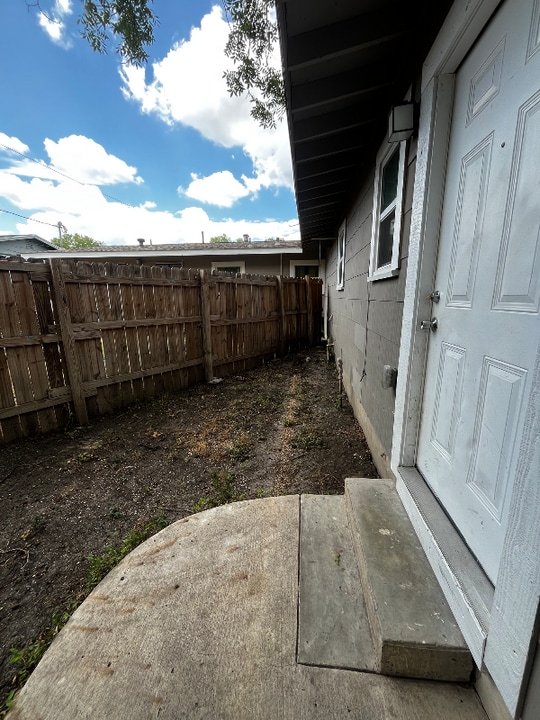 618 Marchmont Ln in San Antonio, TX - Building Photo