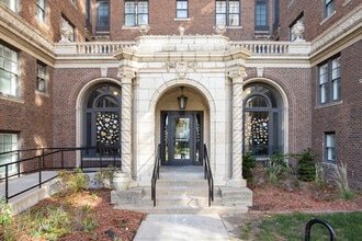 Commonwealth in Cedar Rapids, IA - Foto de edificio - Building Photo