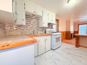 60 High St, Unit 2 in Claremont, NH - Foto de edificio - Building Photo