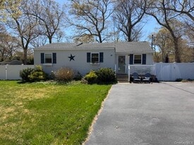 10 Hollingsworth Pl in Centereach, NY - Building Photo