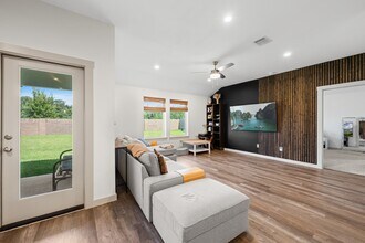 1054 Great Barracuda Ln in Alvin, TX - Building Photo - Building Photo