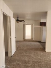 5361 Indian River Dr in Las Vegas, NV - Foto de edificio - Building Photo