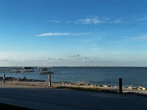 4318 1st, Unit C in Bacliff, TX - Foto de edificio - Building Photo