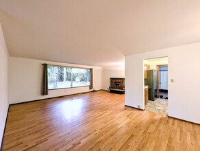 17253 44th Ave NE in Lake Forest Park, WA - Building Photo - Building Photo