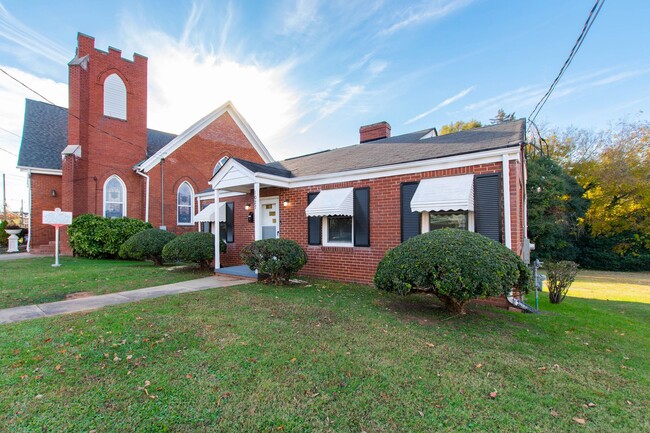 1027 Oberlin Rd in Raleigh, NC - Foto de edificio - Building Photo