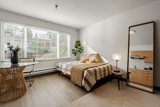 Crossroads Garden Apartments in Bellevue, WA - Building Photo - Interior Photo