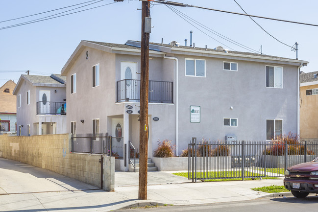 223 E 30th St in Los Angeles, CA - Foto de edificio - Building Photo