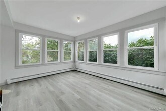 32 Highland Dr in Woodbury, NY - Building Photo - Building Photo