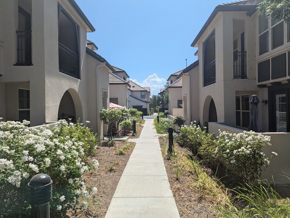 28629 N Pietro Dr in Santa Clarita, CA - Building Photo