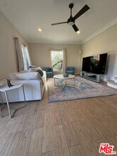 439 S Sherbourne Dr in Los Angeles, CA - Building Photo - Building Photo