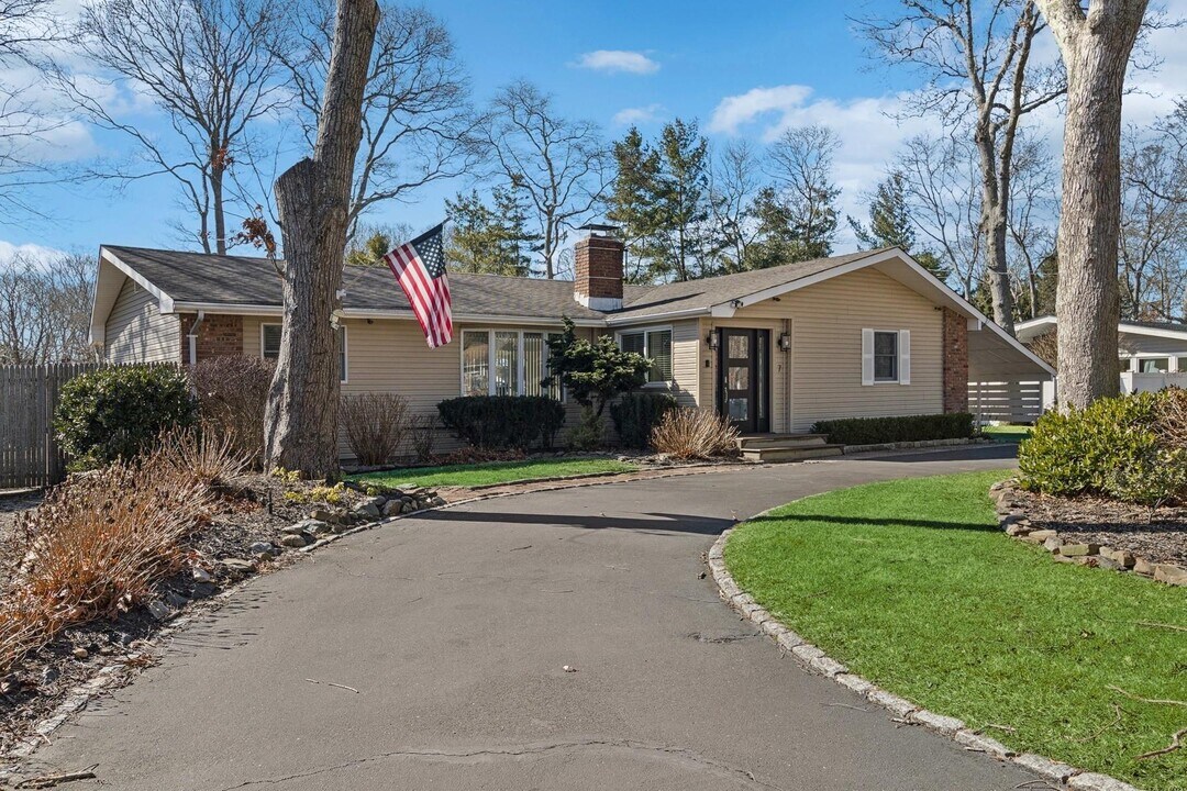 7 Homewood Dr in Hampton Bays, NY - Building Photo