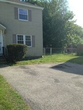 4 Mary Ann Rd, Unit North Manchester Duplex in Manchester, NH - Foto de edificio - Building Photo