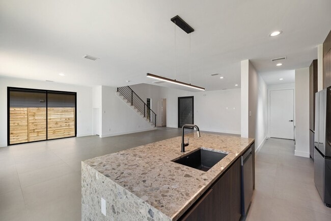 1420 Primrose St in Conroe, TX - Foto de edificio - Building Photo