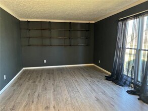 242 Ravenshollow Dr in Cuyahoga Falls, OH - Building Photo - Building Photo