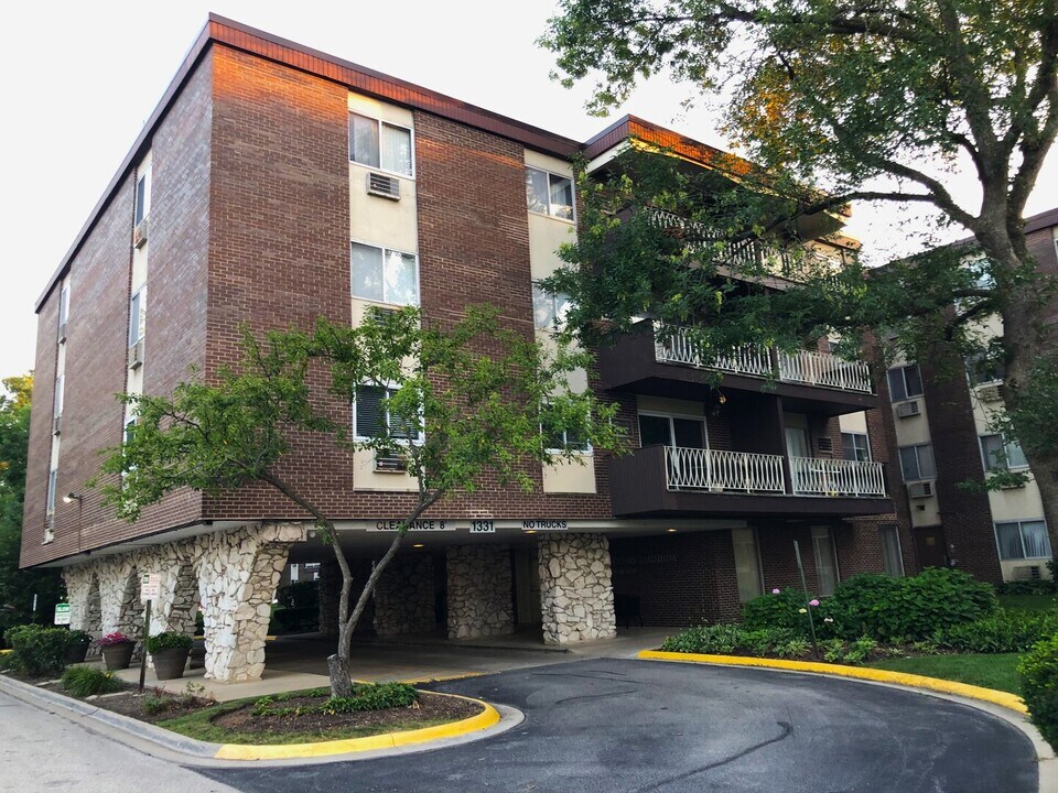 1331 S Finley Rd in Lombard, IL - Foto de edificio