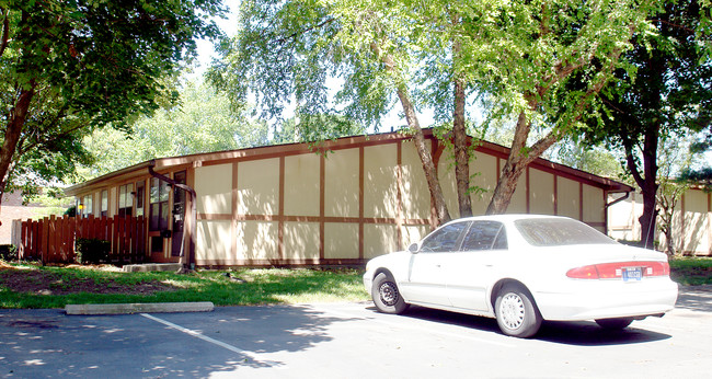 Pinewood Village Apartments in Indianapolis, IN - Building Photo - Building Photo