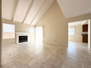 1990 Willow Ridge Dr in Vista, CA - Foto de edificio - Building Photo