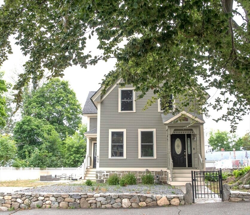 134 Methuen St in Lowell, MA - Building Photo
