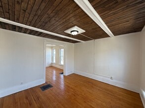 1695 N Cass St, Unit Lower Duplex Unit in Milwaukee, WI - Foto de edificio - Building Photo