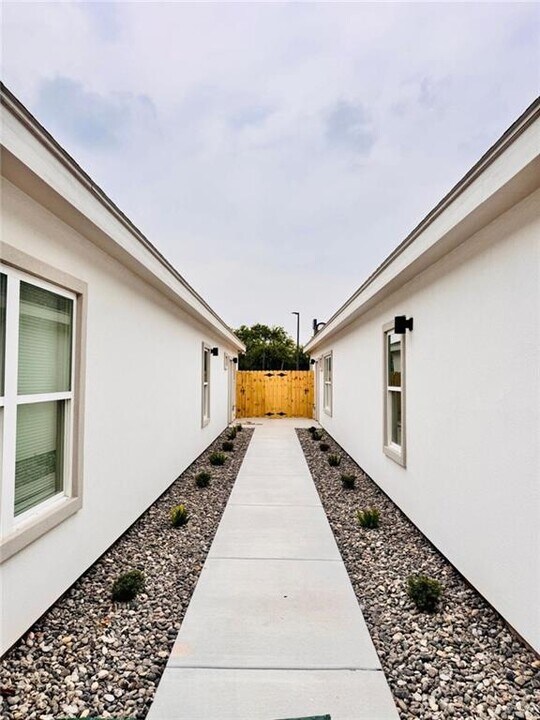 23 S Alamo Rd in Alamo, TX - Building Photo