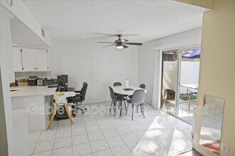 25249 Ave Dorena in Santa Clarita, CA - Building Photo - Building Photo