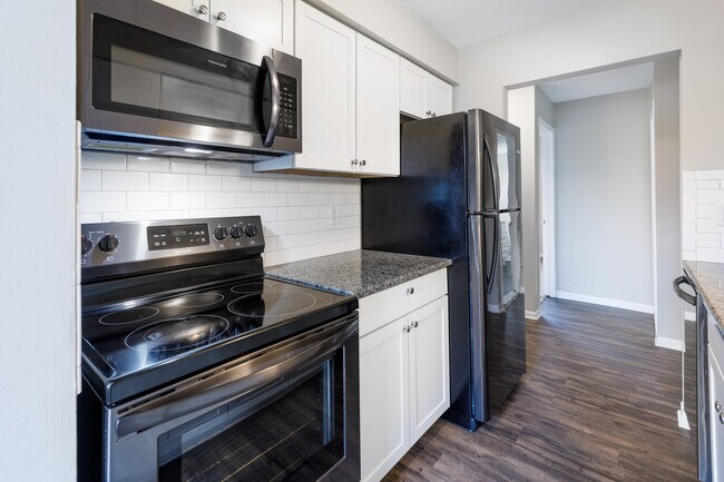 Huron River Apartments - Grosse Ile in Grosse Ile, MI - Building Photo - Interior Photo