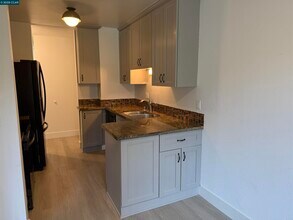 2564 Walnut Blvd in Walnut Creek, CA - Foto de edificio - Building Photo