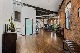 2220 S Harwood St in Dallas, TX - Foto de edificio - Building Photo