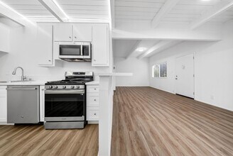 14410 Valerio St in Van Nuys, CA - Foto de edificio - Building Photo