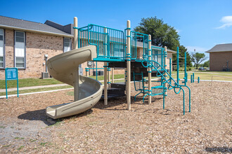 Bellaire Apartments in Lawton, OK - Foto de edificio - Building Photo