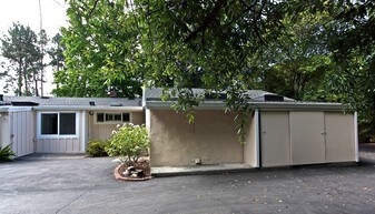 856 Sutro Ave in Novato, CA - Foto de edificio - Building Photo